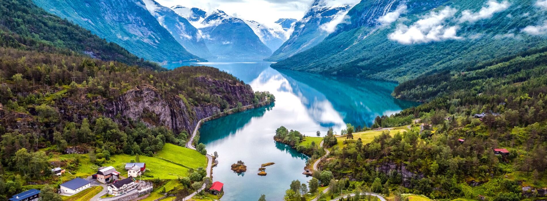 Fjorden-Noorwegen-dorp-en-water-2000-1200-1900x700